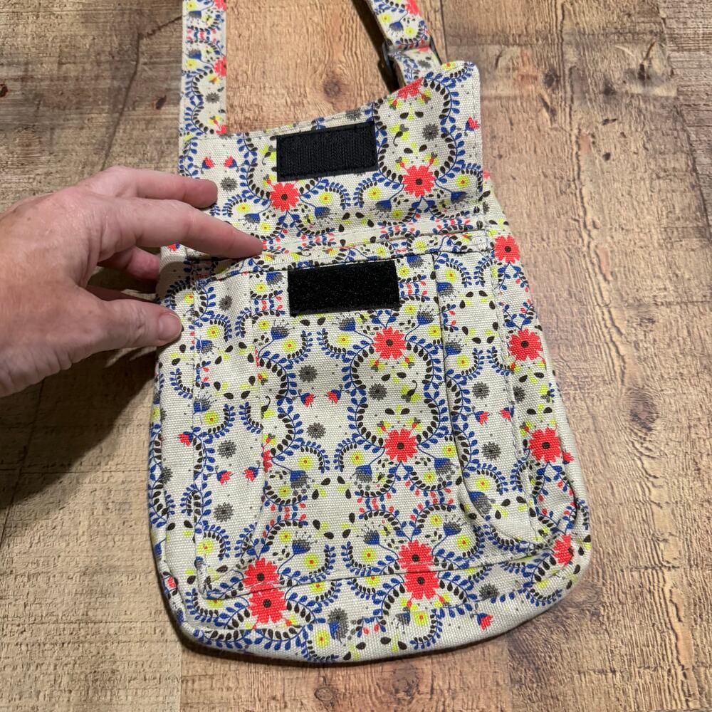 KAVU Women's Cream Floral Pattern Crossbody Bag Adjustable Strap - Picture 2 of 5